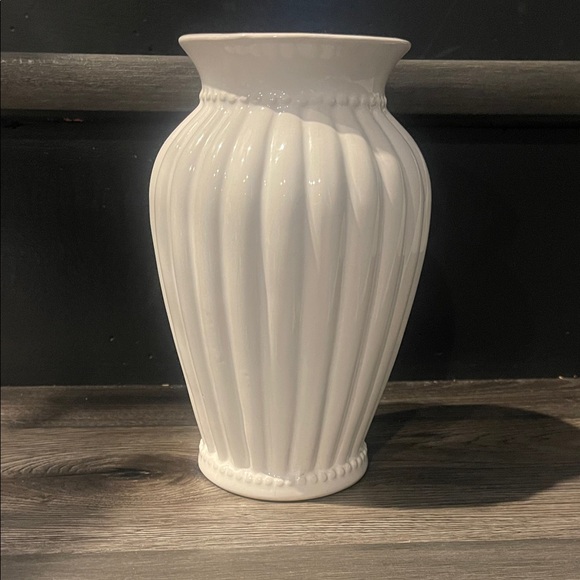 Ashland Elegant White Vase Set - Picture 4 of 5